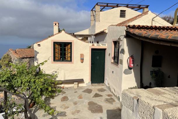 El Jaral House | Cottage with 2 Bedroom, 2 Bathrooms, Heated solar Pool, Sauna, Jacuzzi, Garden