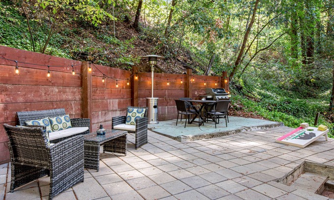 Rio Nido House | Cottage with a large patio, free WiFi, washer/dryer, & gas grill