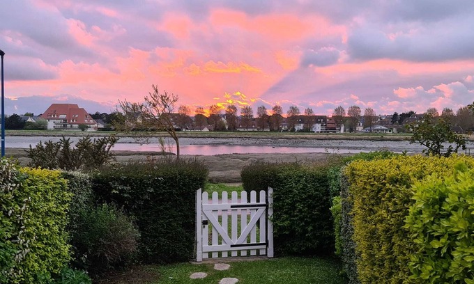 Dives-sur-Mer House | Cottage with garden on the banks of the River Dives with residents-only swimming pool