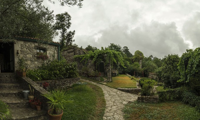 Ponteareas House | Cottage with garden