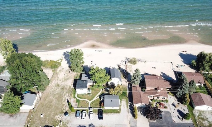 Oscoda House | Cottage with private beachfront on Lake huron