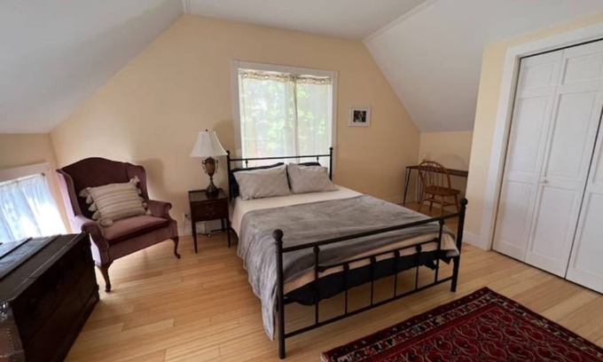 Burlington Cottage | Cottage with Private Garden in Heart of Downtown- kid friendly!