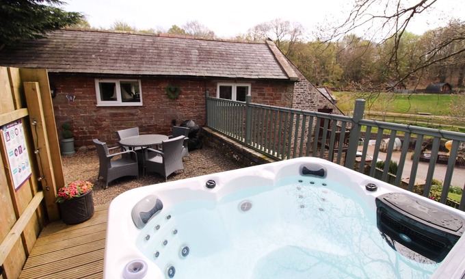 Wing Cottage | Cottage with private hot tub overlooking fishing lake sleeping 4