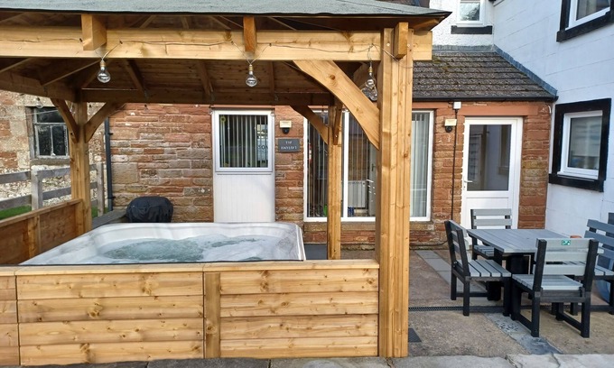 Welton Cottage | Cottage with private hot tub