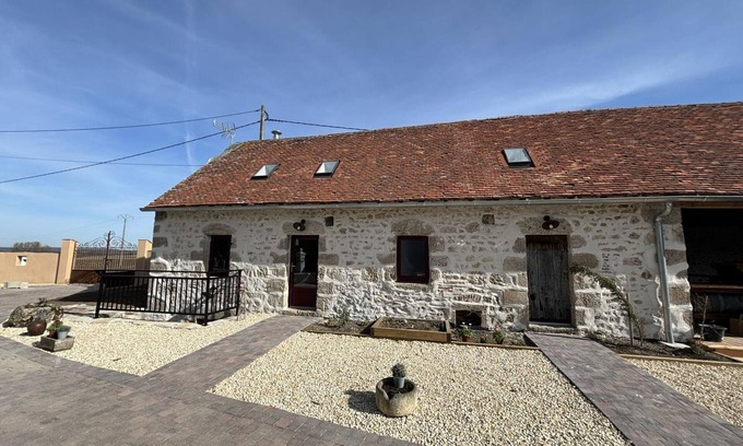 Montaigu-le-Blin Cottage | Cottage with Spa, Fireplace, Nature and Comfort in Montaigu-le-Blin