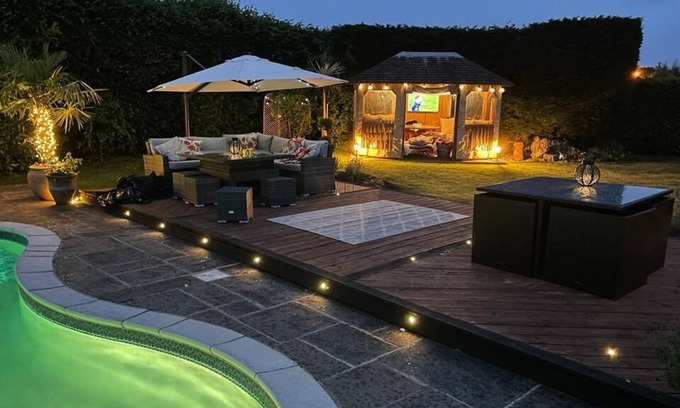 Marks Tey Cottage | Cottage with Swimming Pool and large outdoor Space. 50 mins from Central London