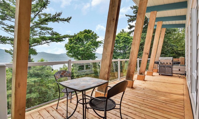 Baie-St-Paul House | Cottage with water view and hot tub - Le pin blanc