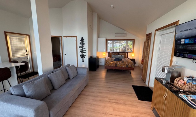 Pender Island Cabin | Cottage with West Suite at Sahhali on the Bluffs