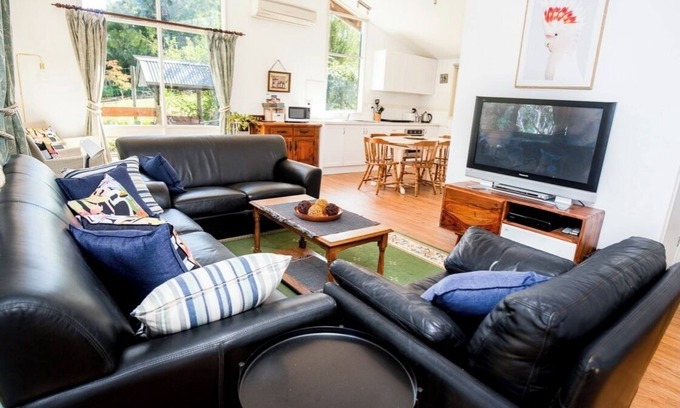 Don Valley House | Cottage-Yarra Valley-10 Acres-Breakfast Inc-15 Mins From Healesville & Warburton