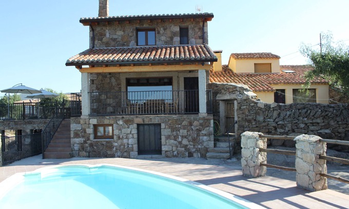 La Aldehuela Cottage | Cottages Lalo and Chelo, Gredos Avila 20 people ideal family/friends Swimming pool.