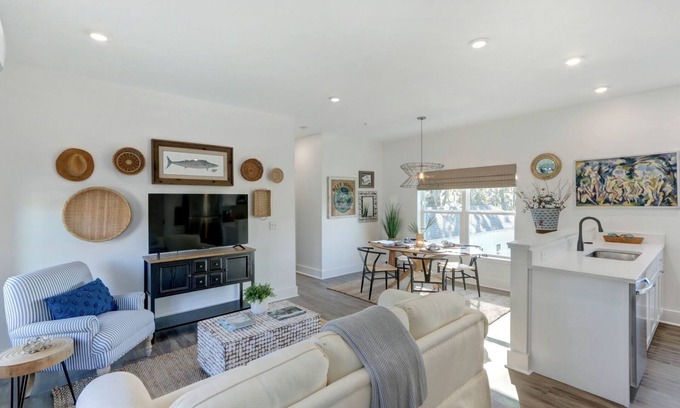 Thunderbolt Condo | Cotton Bleu- Coastal Convenience & Close to SAV by Lucky Savannah