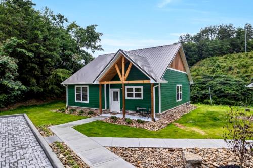 Pigeon Forge House | Cottontail Cottage 2BR Cabin Flat Entry Hot Tub across from Dollywood w fireworks views