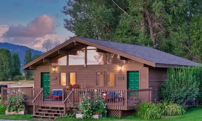 Swan Valley Apartment | Cottonwood cabin next to Pond