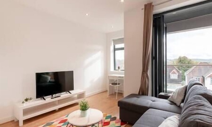 Coulsdon West Apartment | Coulsdon -Entire 2BR Flat- Covered Balcony - Walk to Station