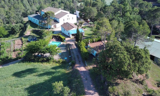 Sant Salvador de Guardiola Apartment | Country House 'Set Rengs 2' with Lake View, Shared Pool and Wi-Fi