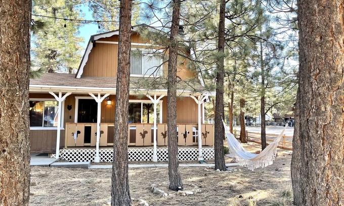 Woodlands House | Country Bear Cabin - 10 miles from Big Bear Lake!