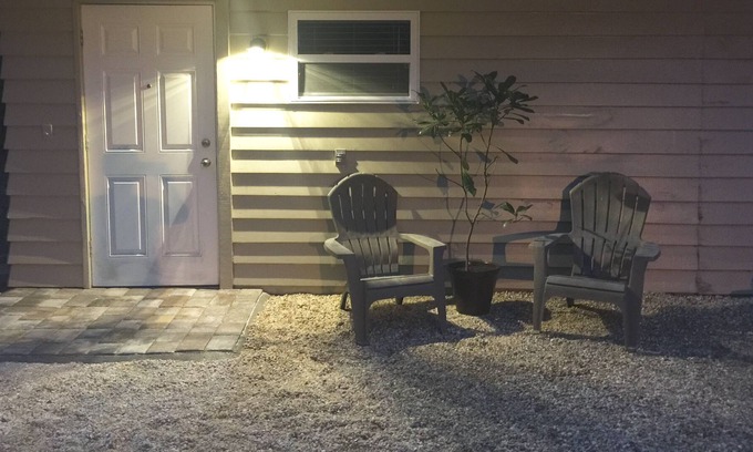Waters Edge House | Country Bungalow with plenty of parking