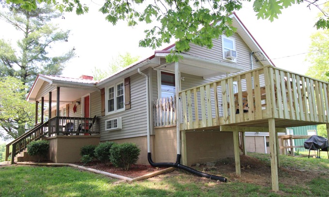 Bee Spring House | Country Cabin minutes from Nolin Lake, BlueHoller off-road Park, & Mammoth Cave