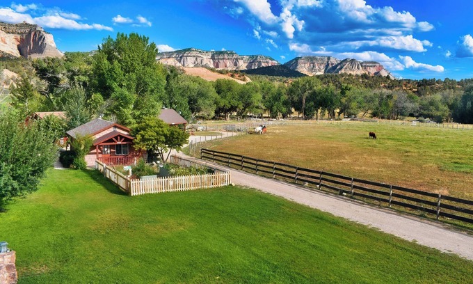 Zion National Park East Entrance Cabin | Country Cabin - Pool - Hot Tub -Breakfast -Farm -Quiet Side Zion -Near Bryce NP