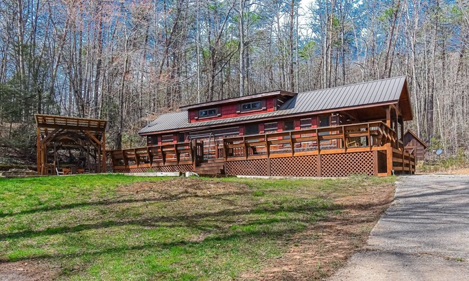 Sunshine Mountain Cabin | Country cabin with hot tub, firepit & wraparound deck - near Blue Ridge