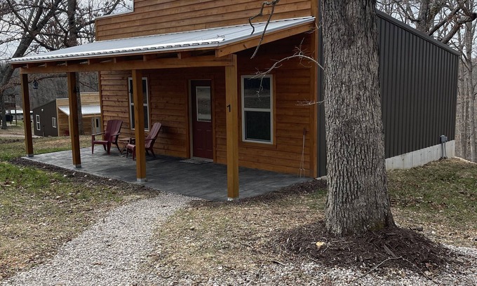 Bourbon Cabin | Country Cabin with Jacuzzi Tub Near Blue Springs Ranch