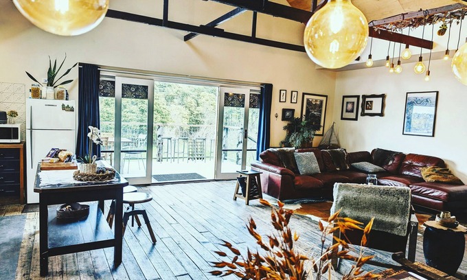 Cygnet House | Country charm meets laid-back luxury, where time slows and hairy moos roamnn