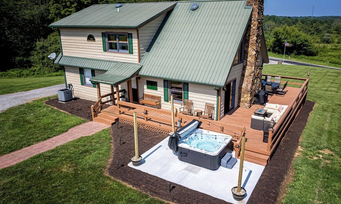 Wolf Creek House | Country Chateau w/HOT TUB - Wineries + Hiking