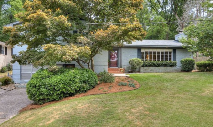 Summerville House | Country Club Hills House 1.3 miles to Augusta National