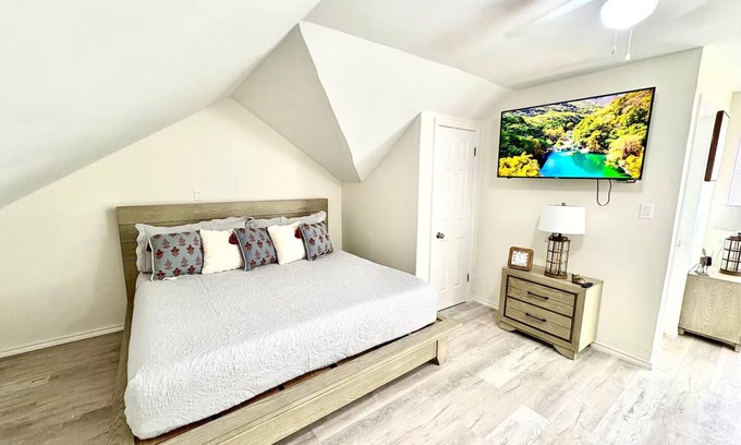 Alamo House | Country Club Retreat, Play Golf with Midterm Stays