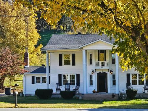 Red Boiling Springs House | Country Colonial Retreat