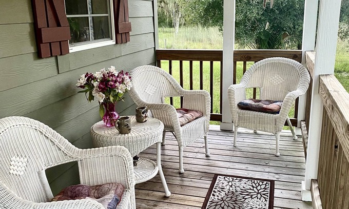 LaBelle Cottage | Country Cottage, 40 Acres, Outdoor Kitchen w/B-que, Campfire, & Horse Stables.