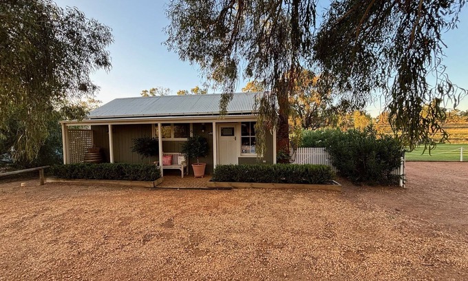 Dubbo Cottage | Country Cottage at Outback Cellar Dubbo