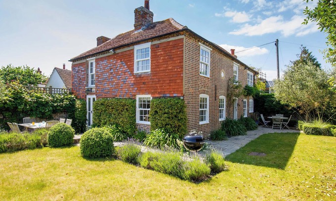 Sidlesham House | Country cottage in pretty village/quay views