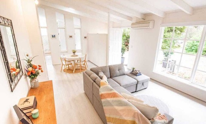 Mundaring House | Country Cottage in Mundaring Town Centre, walk to shops, parks and restaurants