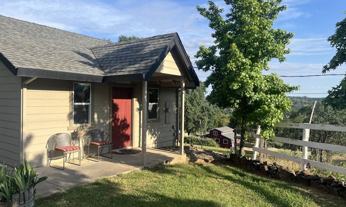 Auburn Cottage | Country Cottage in the Foothills - Near Shops, Hiking, Biking & Rivers