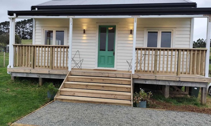 Muriwai Cottage | Country Cottage Near the Sea