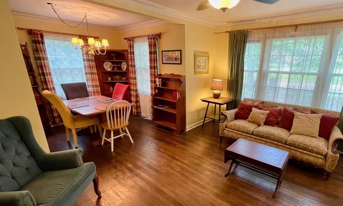 Memphis House | Country Cottage near University of Memphis