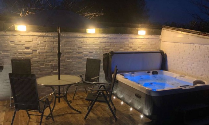 Challock Cottage | Country cottage on organic farm with Oak beams, shared hot tub and stunning views