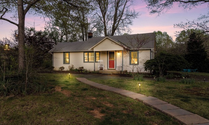 Gordonsville Cottage | Country Cottage with Modern Amenities