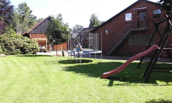 Sandbostel Apartment | Country cottage with garden i