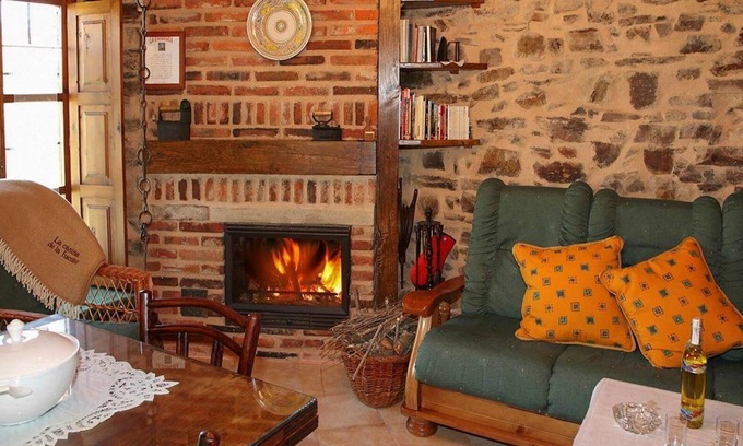 Santa Colomba de Somoza House | Country House 'La Casina De La Fuente' with Private Garden and Wi-Fi