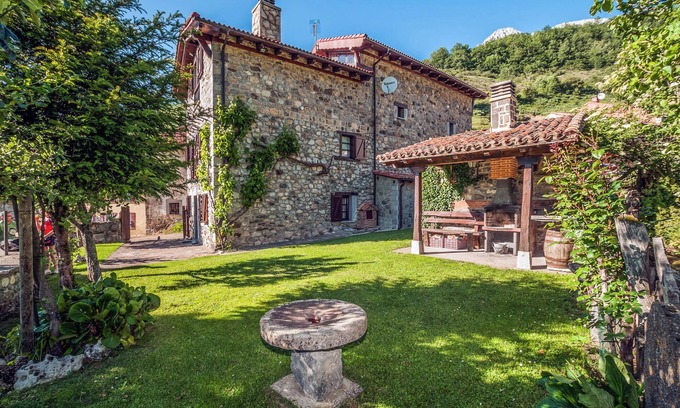 Santa Maria de Valdeon House | Country House 'El Serenal' with Mountain View, Private Terrace and Wi-Fi