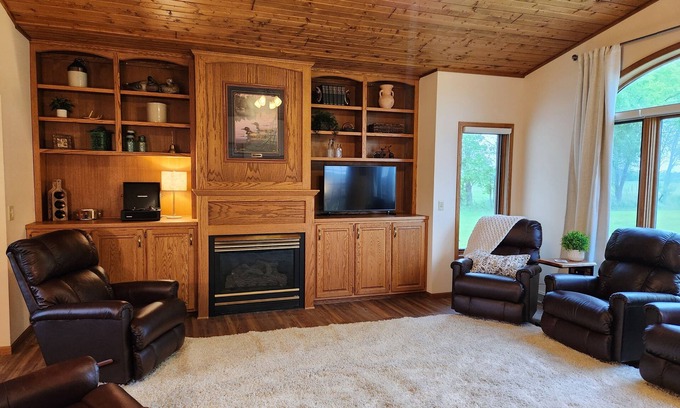 Hutchinson House | Country Escape 2BR, 2Ba, Lg Living, FireplacesnCrow River Winery Wedding Guests