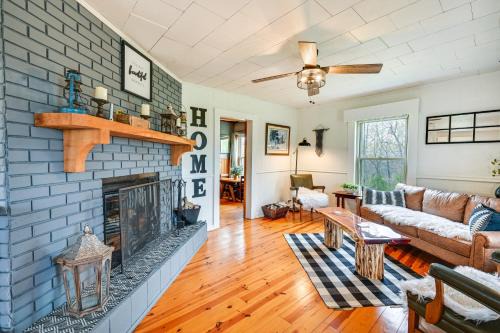 Gilbertsville House | Country Escape Log Cabin Near Kentucky Lake!
