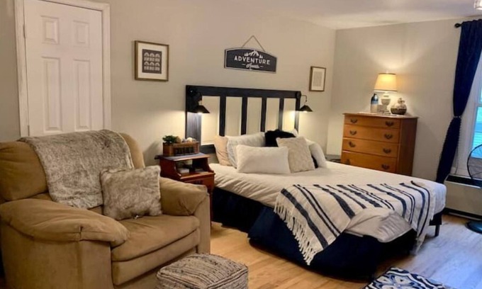 Fentress House | Country Escape Next DOOR Rental - Sleeps 6 - Stay upstairs in the trees