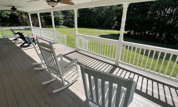 Friendsville House | Country Escape Private Hot Tub Fire Pit
