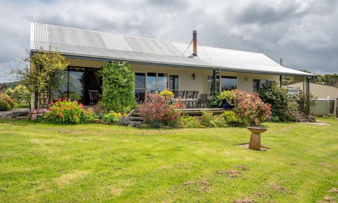 Mount Best House | Country Escape with Stunning Views