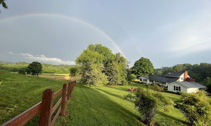 Arden House | Country estate yet near to everything! Kayaking, hiking, restaurants