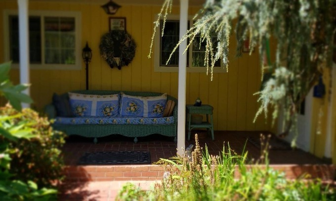 Riddle Condo | Country Farm Condo, near 7 Feathers Casino/Canyonville on OR Hwy 5; Dog friendly