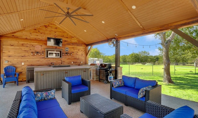 Era Other | Country Farmhouse and Cottage,13 minutes from Denton and Lake Ray Roberts